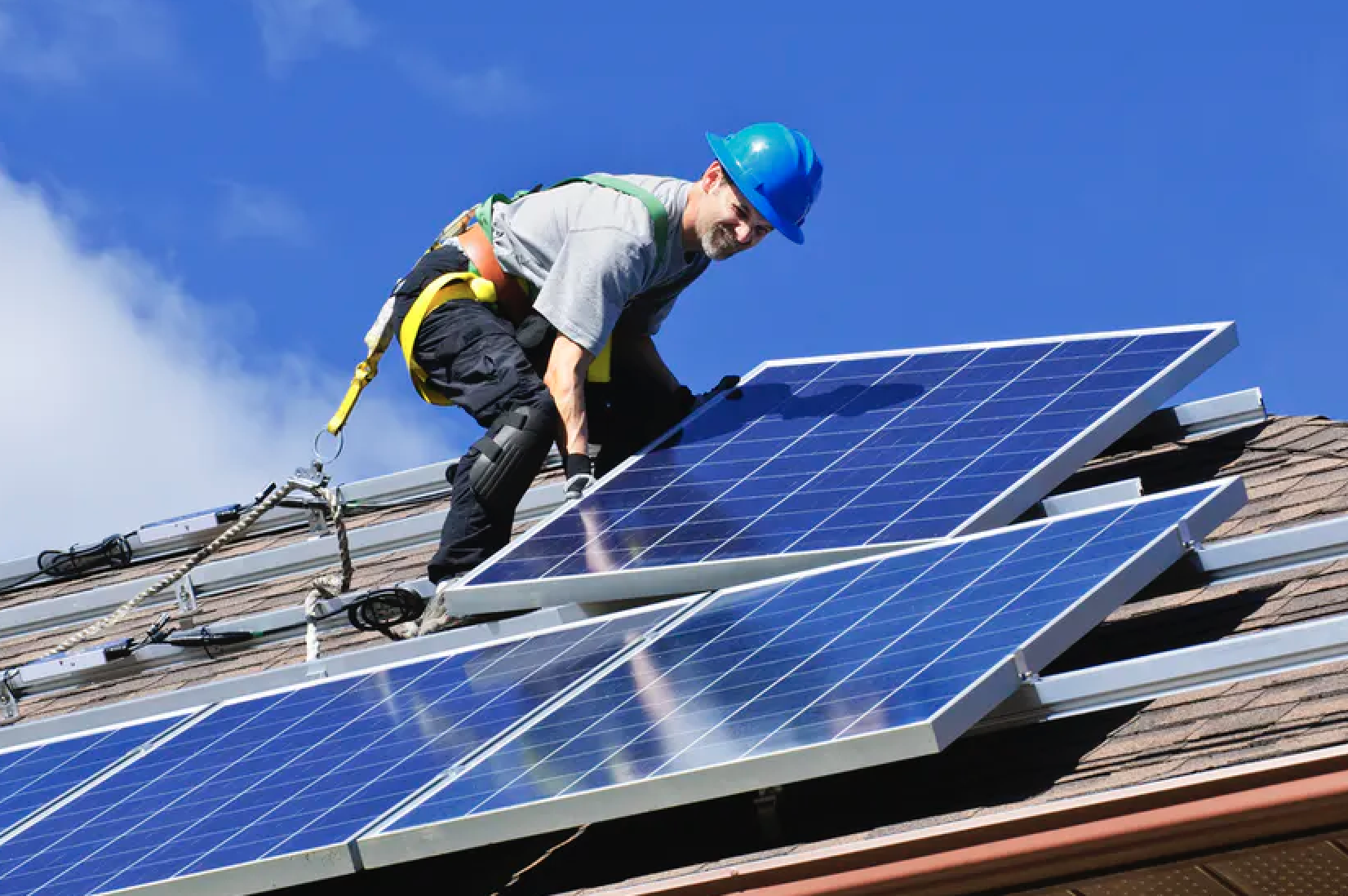 How much does the average residential solar panel installation cost in 2022?